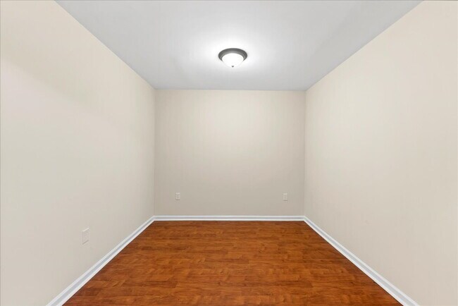 Building Photo - "Luxurious Reston Retreat: Spacious 2400 S...