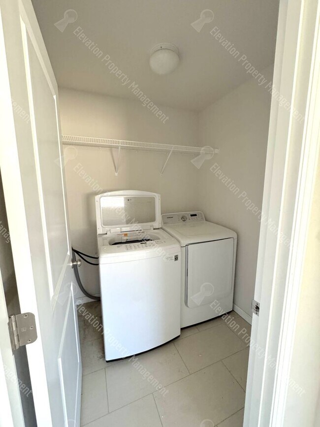 Building Photo - 3 BR pet-friendly home with fenced yard