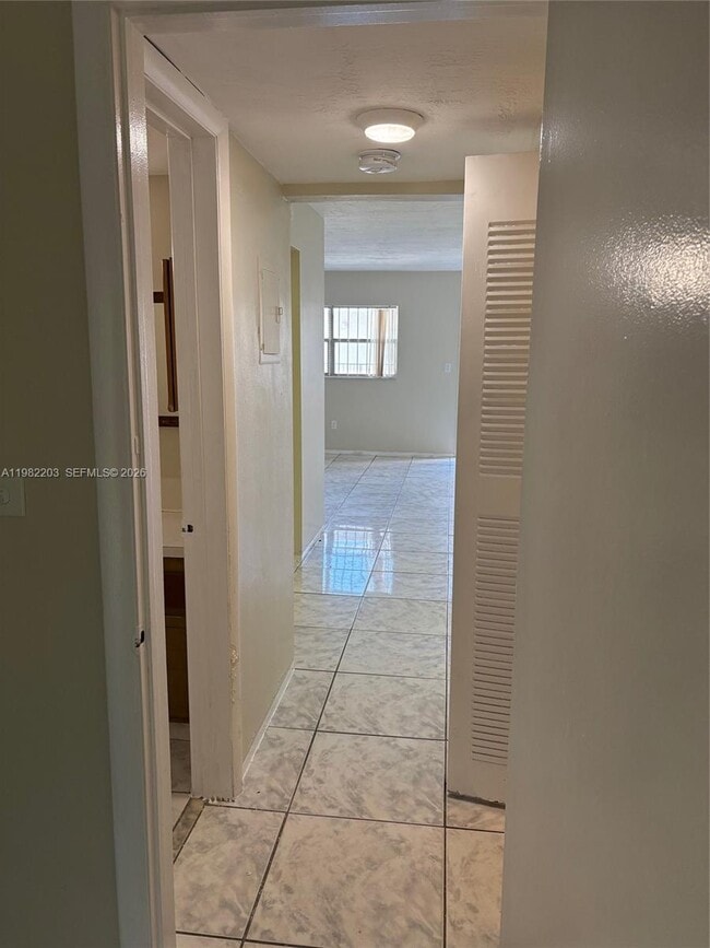 Building Photo - 16215 NE 18th Ct