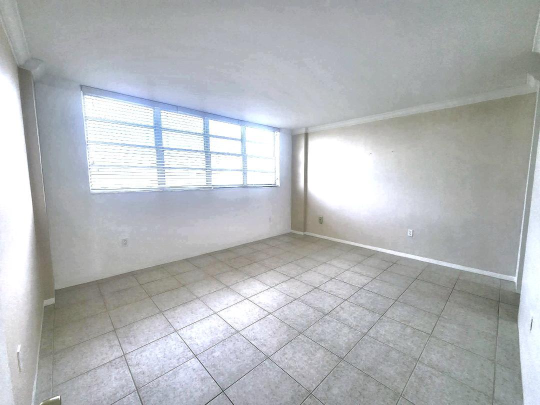 Large Bedroom - 800 West Ave