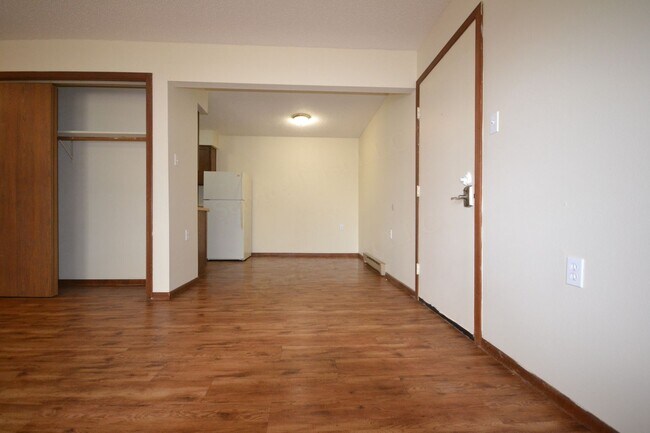 Building Photo - Warsaw Apartments