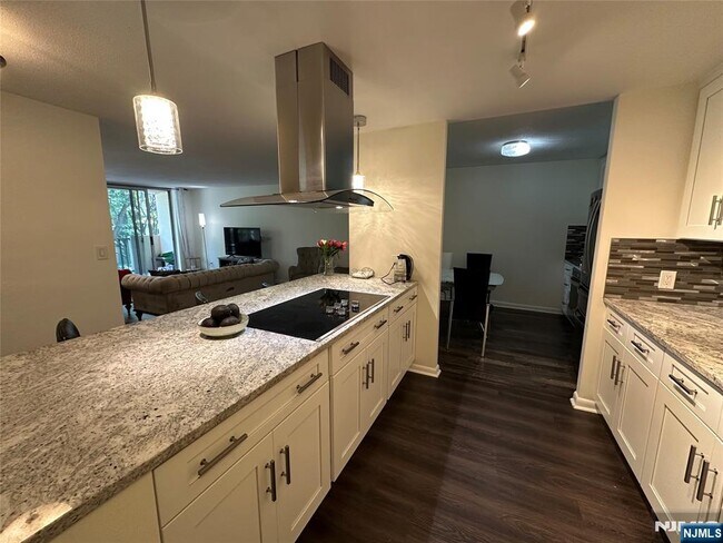 Building Photo - 200 Grand Cove Way