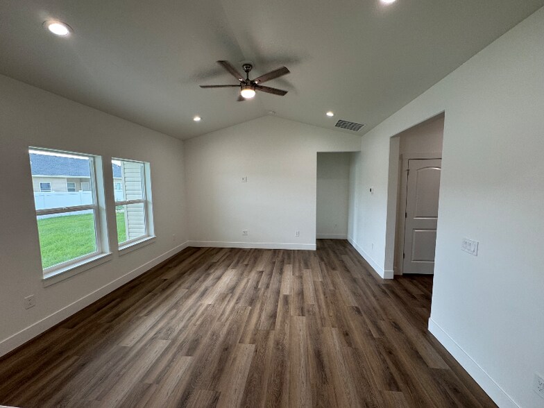 Building Photo - 2430 Lotus Ave