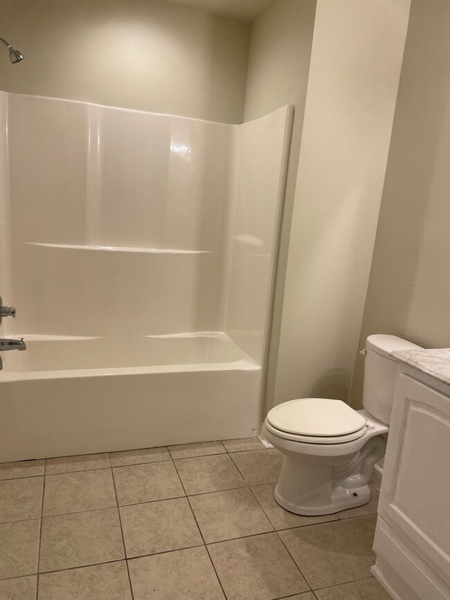 Building Photo - Beautiful 3 Bedroom 3 Bathroom Townhome for Rent