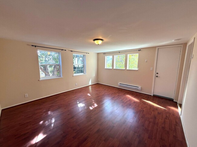 Building Photo - UPDATED BRIGHT 2000sf 4BR/2BA Monterey Hei...