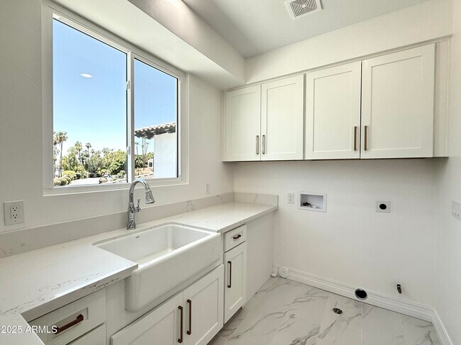 Building Photo - 1523 E Treasure Cove Dr