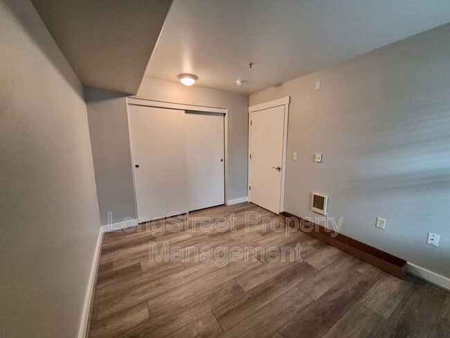 Building Photo - 9837 NE Irving St