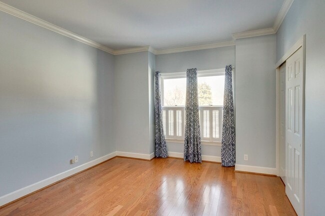 Building Photo - Spacious 2BR/2BA End Unit Condo in Desirab...