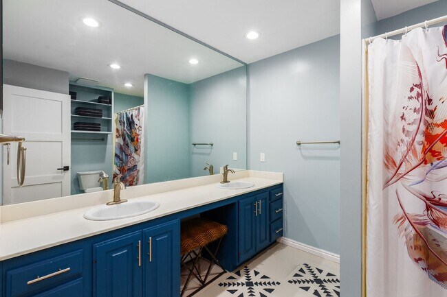 Building Photo - Stunning 5-Bedroom Modern Home with Panora...