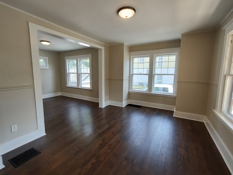 Living/ Family Room - 55 Clayton St