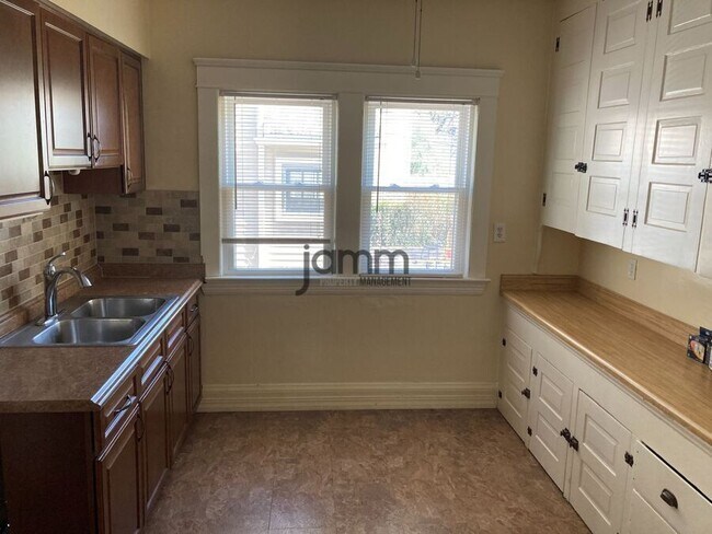 Building Photo - 1285 W 105th St