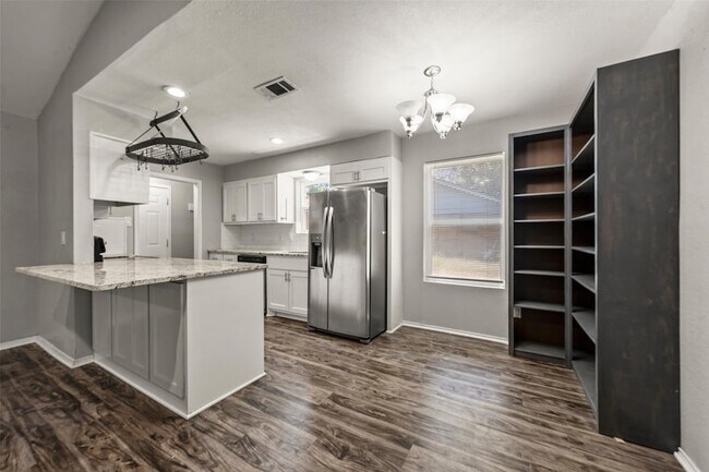 Building Photo - 705 Rosedale Dr