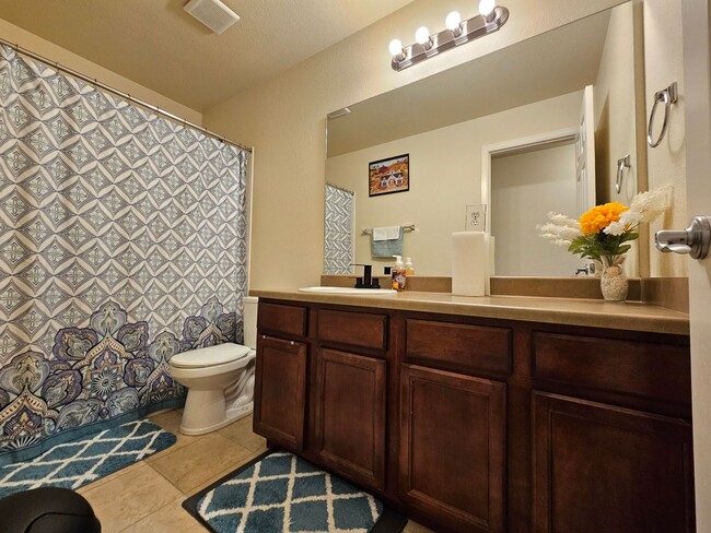 Building Photo - 3 Bed 3 bath house in 80916!