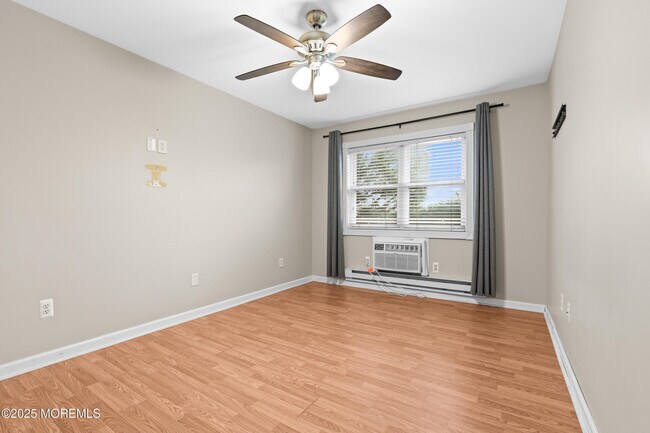 Building Photo - 321-323-323 Shore Dr
