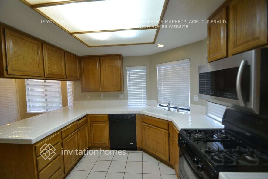 Building Photo - 4546 Grandview Dr