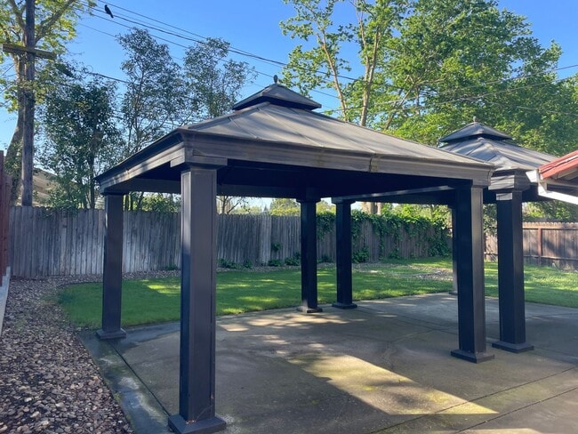 Building Photo - 3 bedroom 1 bath sweet home