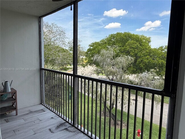 Building Photo - 491 Racquet Club Rd