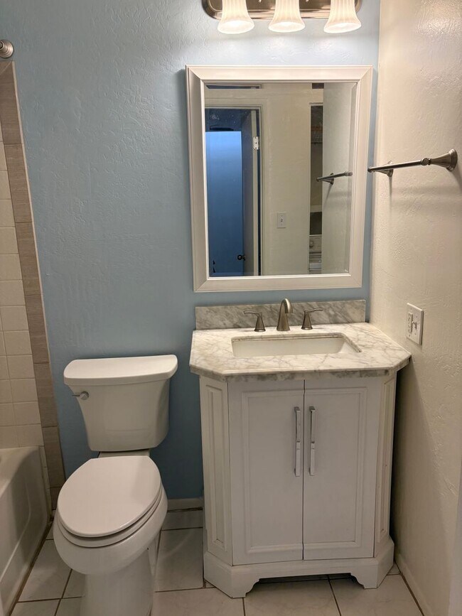 Building Photo - **COZY 2 BEDROOM/1 BATHROOM/GARAGE CONDO I...