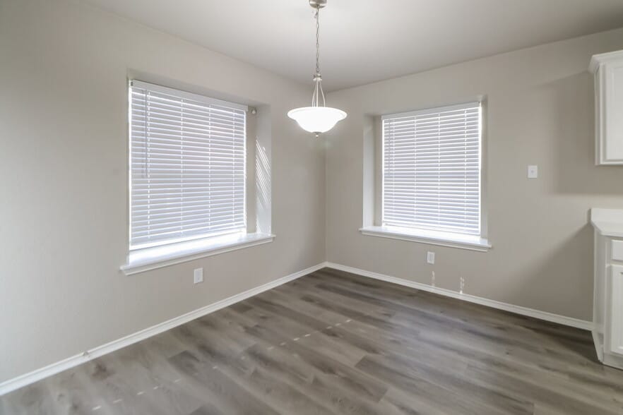 Building Photo - 15524 Sarah's Creek Dr