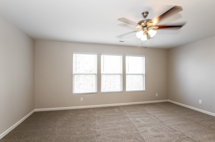 Building Photo - 7234 Fox Point Dr