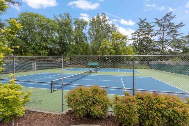 Building Photo - Fabulous Campus Commons 3 Bedroom