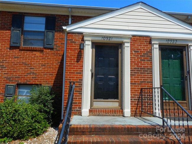 Building Photo - 10921 Hunter Trail Ln