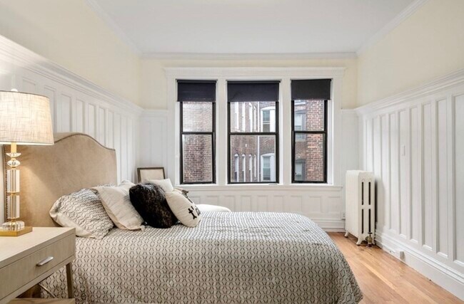 Building Photo - 382 Riverway St