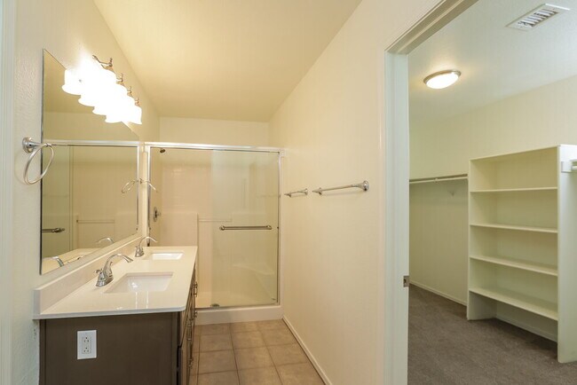 Building Photo - 2253 W 20th Ave
