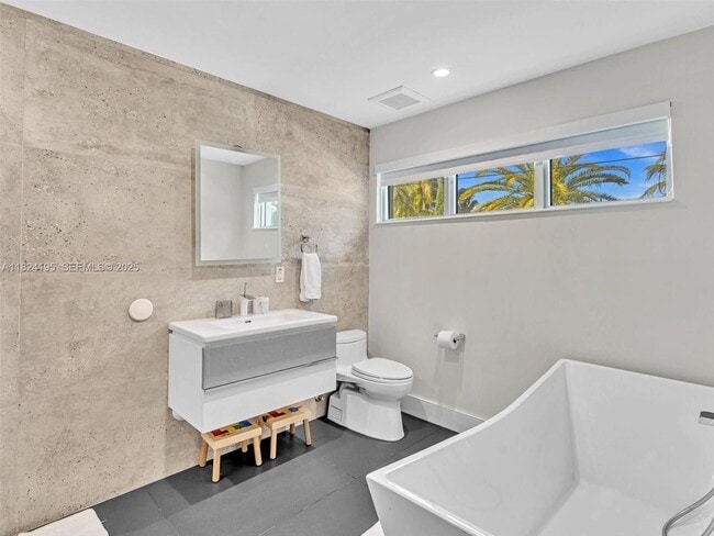 Building Photo - 307 Holiday Dr