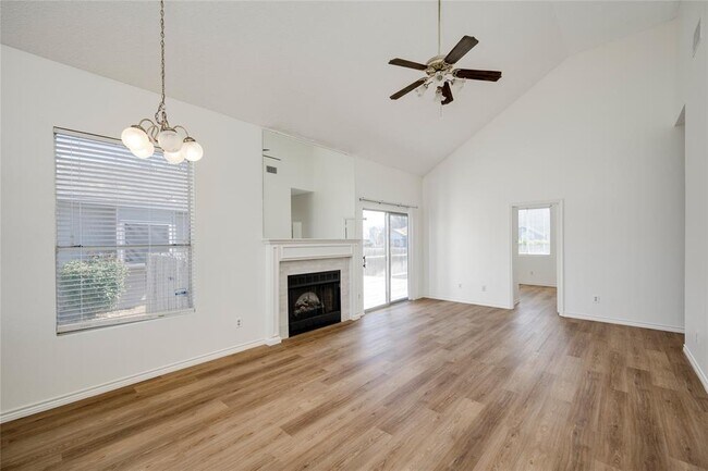 Building Photo - 2007 Castle View Dr