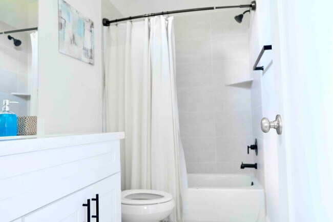 Building Photo - 2304 Live Oak St