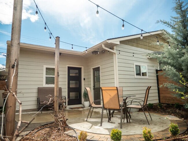 Building Photo - 3413 W Sunset Ave