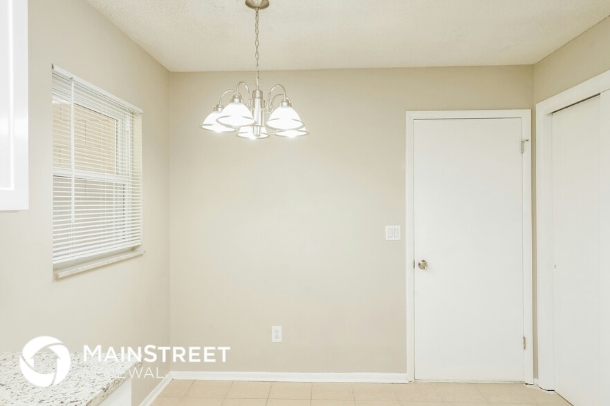 Building Photo - 913 Redwood Ct