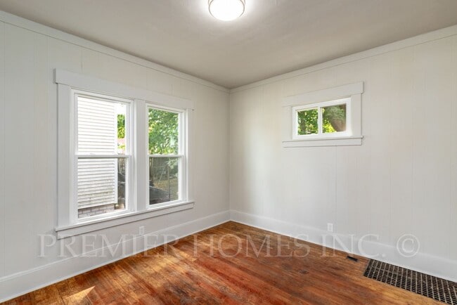Building Photo - 3 Bed Home with Garage, Private Driveway & Yard – $1,495/mo