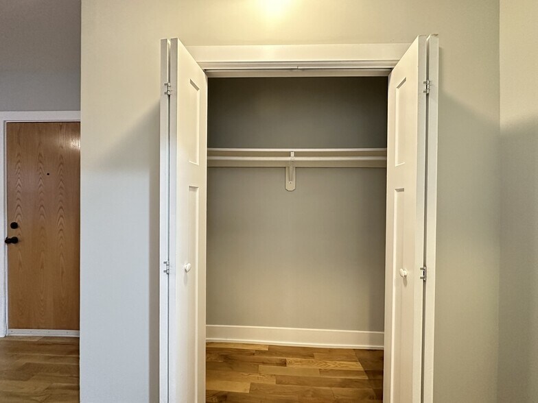 Building Photo - 430 W Roscoe St