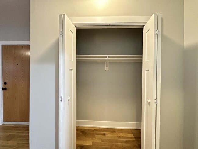 Building Photo - 430 W Roscoe St