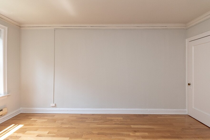 Building Photo - 430 W Roscoe St