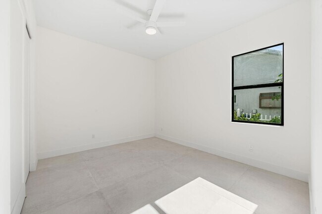 Building Photo - 632 SE Seahouse Dr