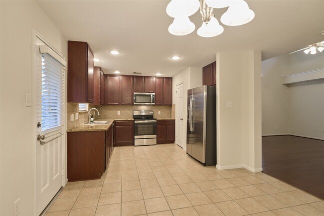 Building Photo - 12515 Lakeshore Dr