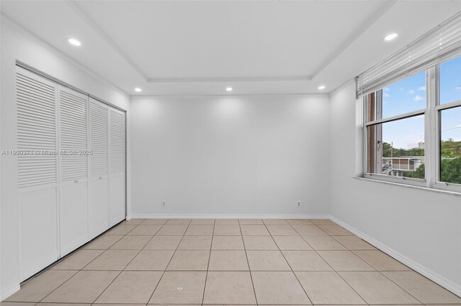 Building Photo - 1050 SE 15th St