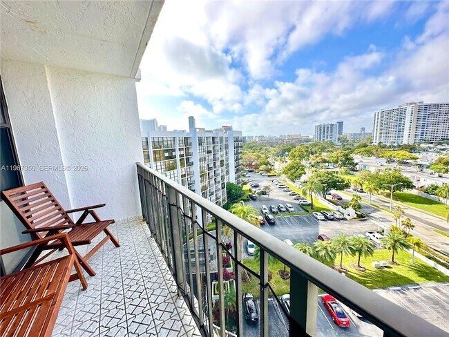 Building Photo - 800 Parkview Dr