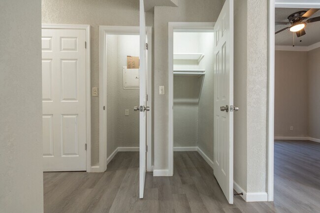 Building Photo - MOVE IN READY 2 Bedroom in the Heart of Oceanview!