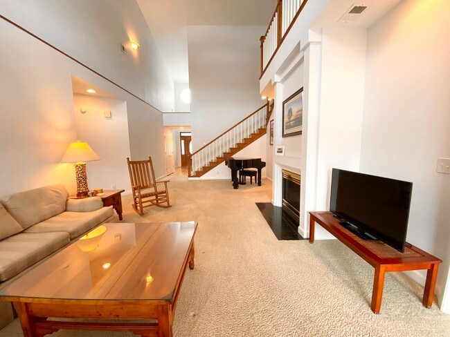 Building Photo - FULLY-FURNISHED GORGEOUS TOWNHOME!