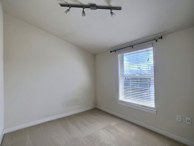 Building Photo - Ideally Located 3 Bedroom Townhouse with Cahill Park Views