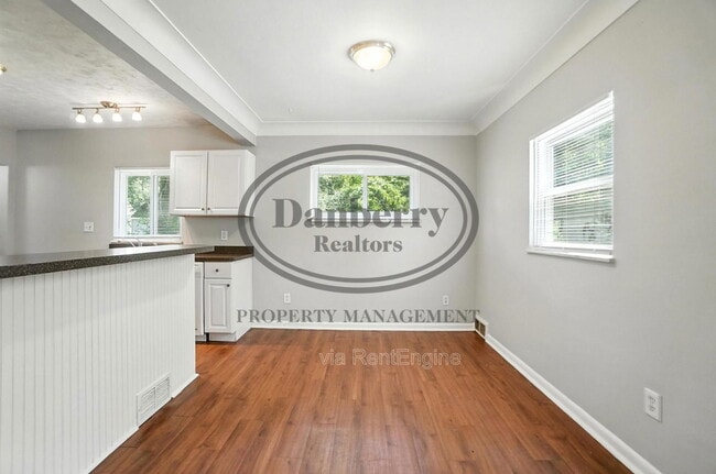 Building Photo - 822 Searles Rd