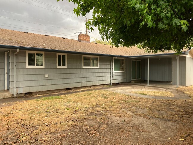 Building Photo - Large Three Bedroom Home in North Salem, C...