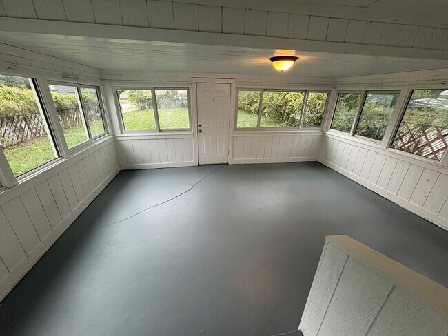 Building Photo - Stunning 5 Bedroom Home