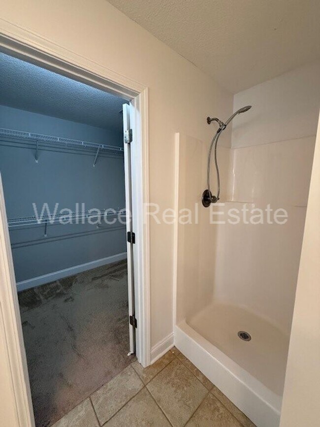 Building Photo - LOCATED IN HALLS:  BEAUTIFUL 2 STORY HOME WITH 3 BEDROOMS AND 2.5 BATHS