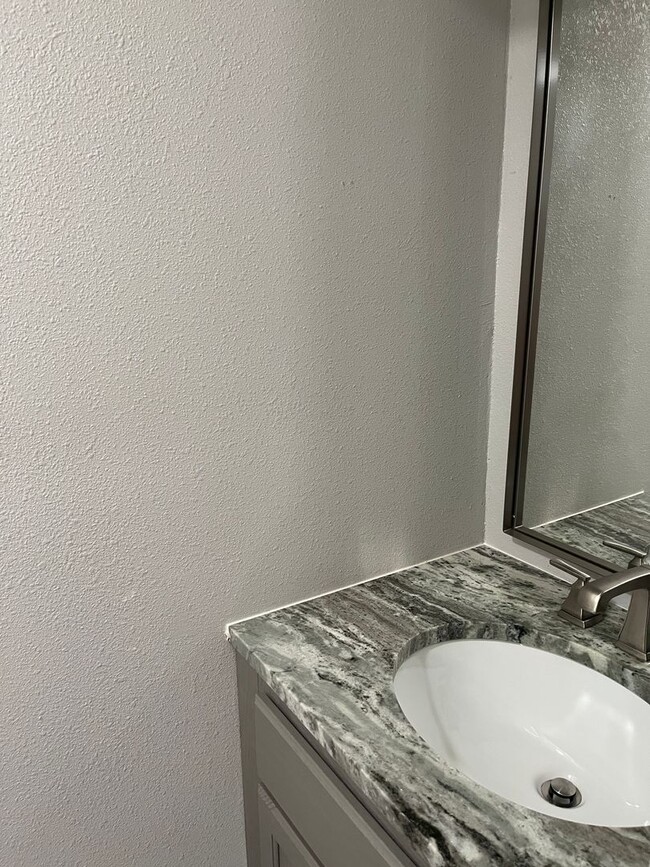 Building Photo - 2 bedrooms and 1.5 bathrooms
