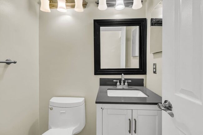 Building Photo - 121 Sully St